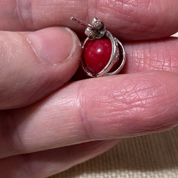 Elegant vintage sterling Silver and Red Stud Earrings - Picture 4 of 15